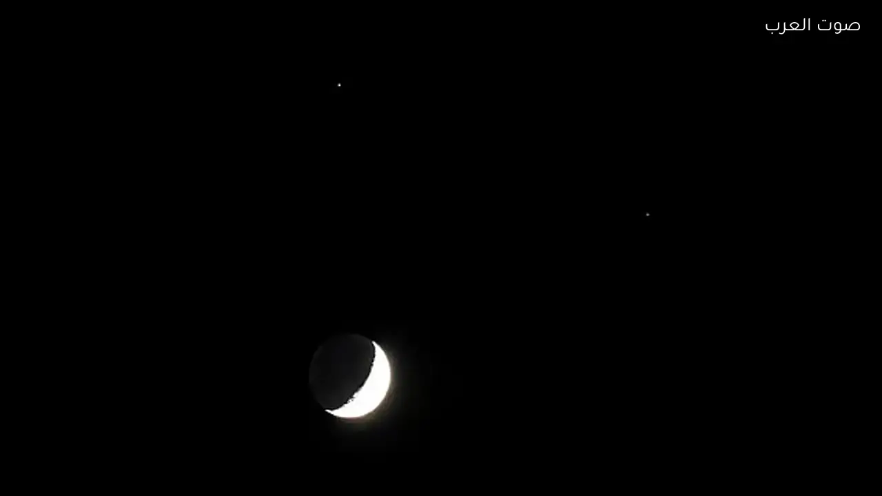 اقتران القمر بنجمي قلب العقرب والنياط 2 في سماء الحدود الشمالية