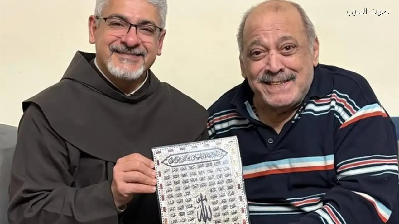 الأب بطرس دانيال يهدي الفنان ضياء الميرغني لوحة بأسماء الله الحسنى