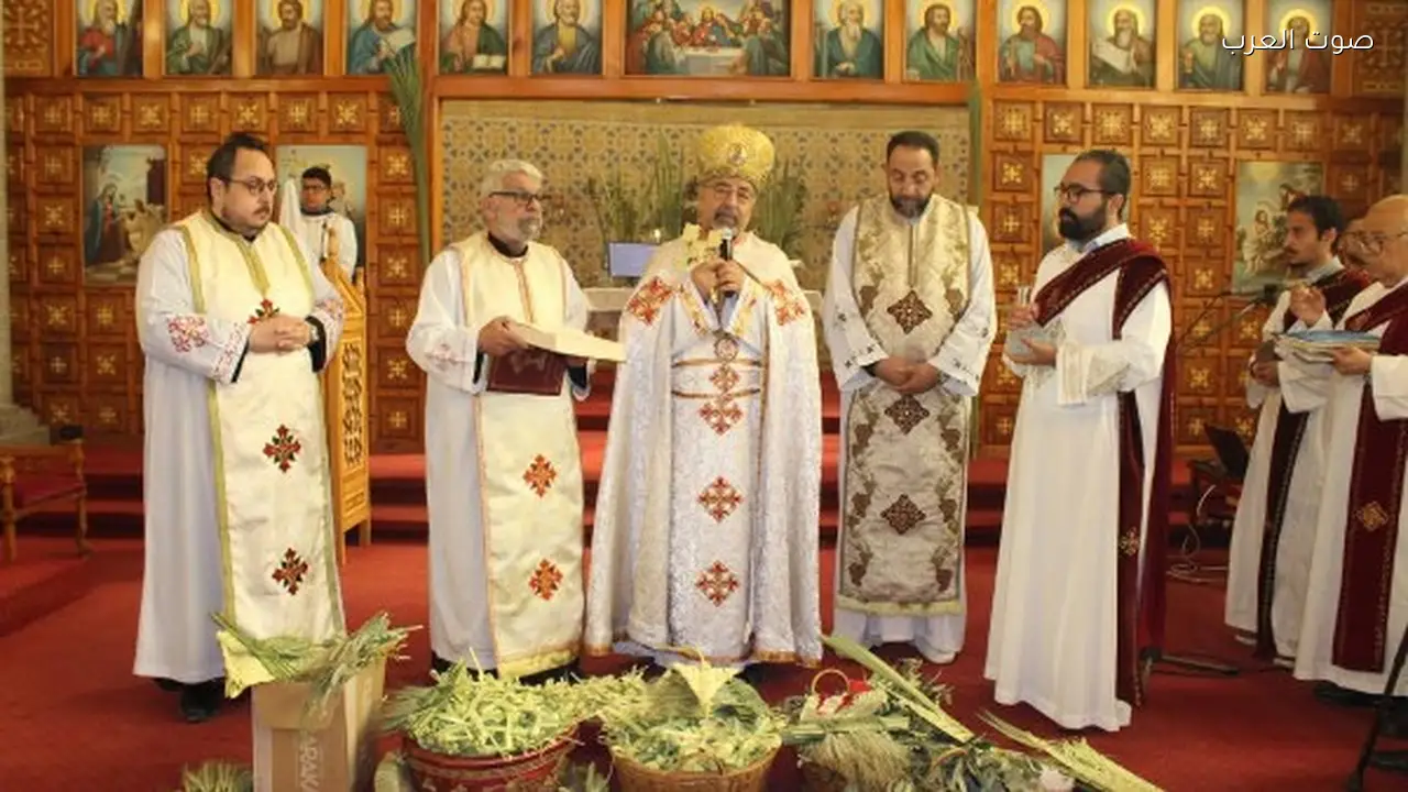 الأنبا إبراهيم إسحق يقود قداس أحد الشعانين في الإسكندرية