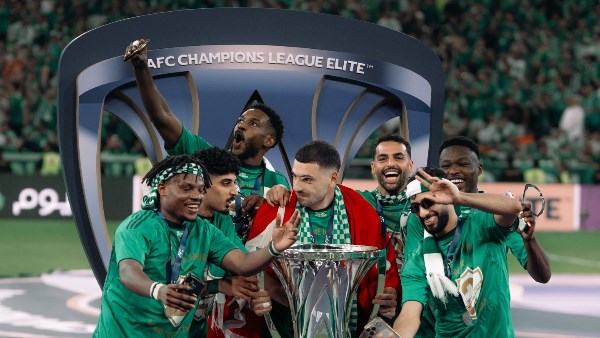 الأهلي السعودي يتوج بلقب آسيا رغم اللعب بعشرة لاعبين