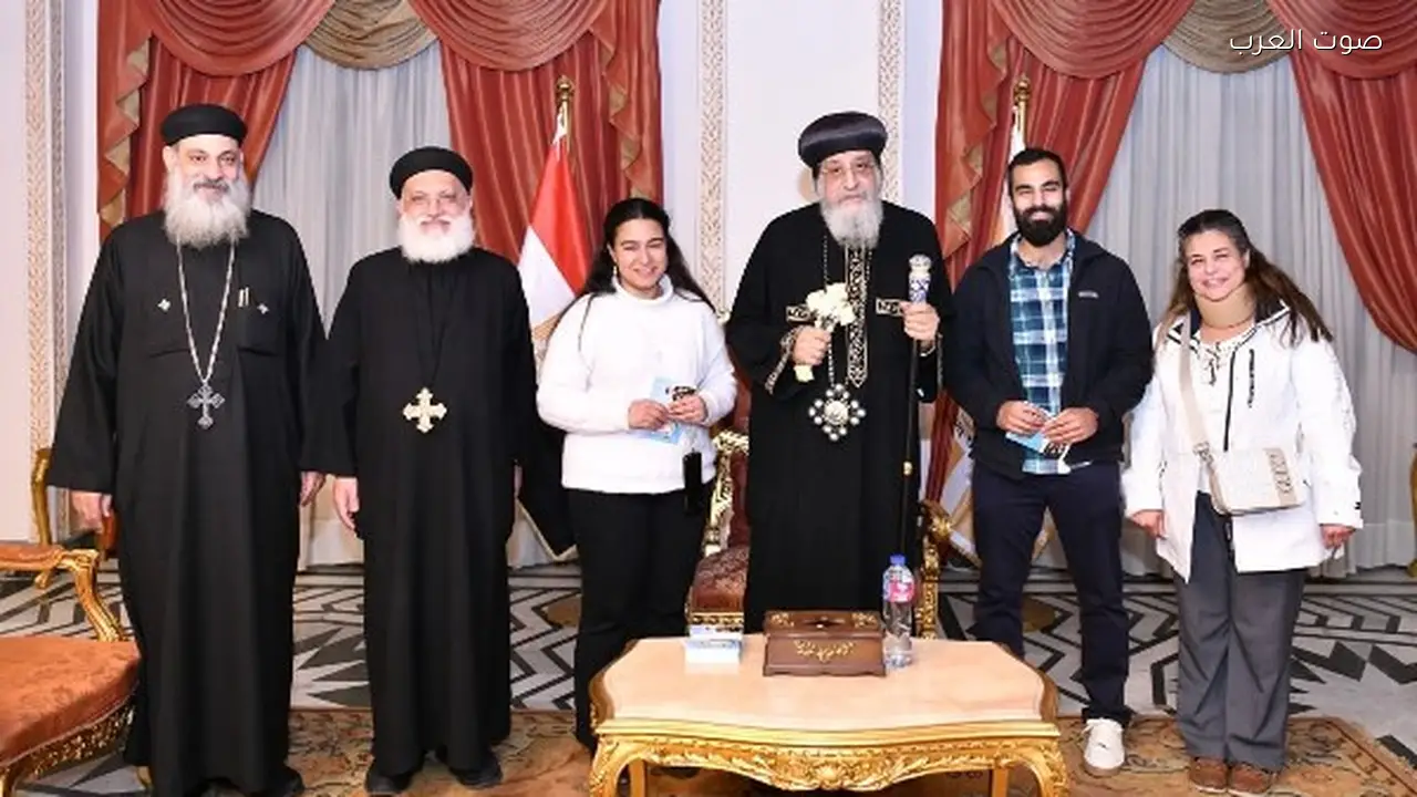 البابا تواضروس يلتقي بأسرة القمص تادرس عطية الله