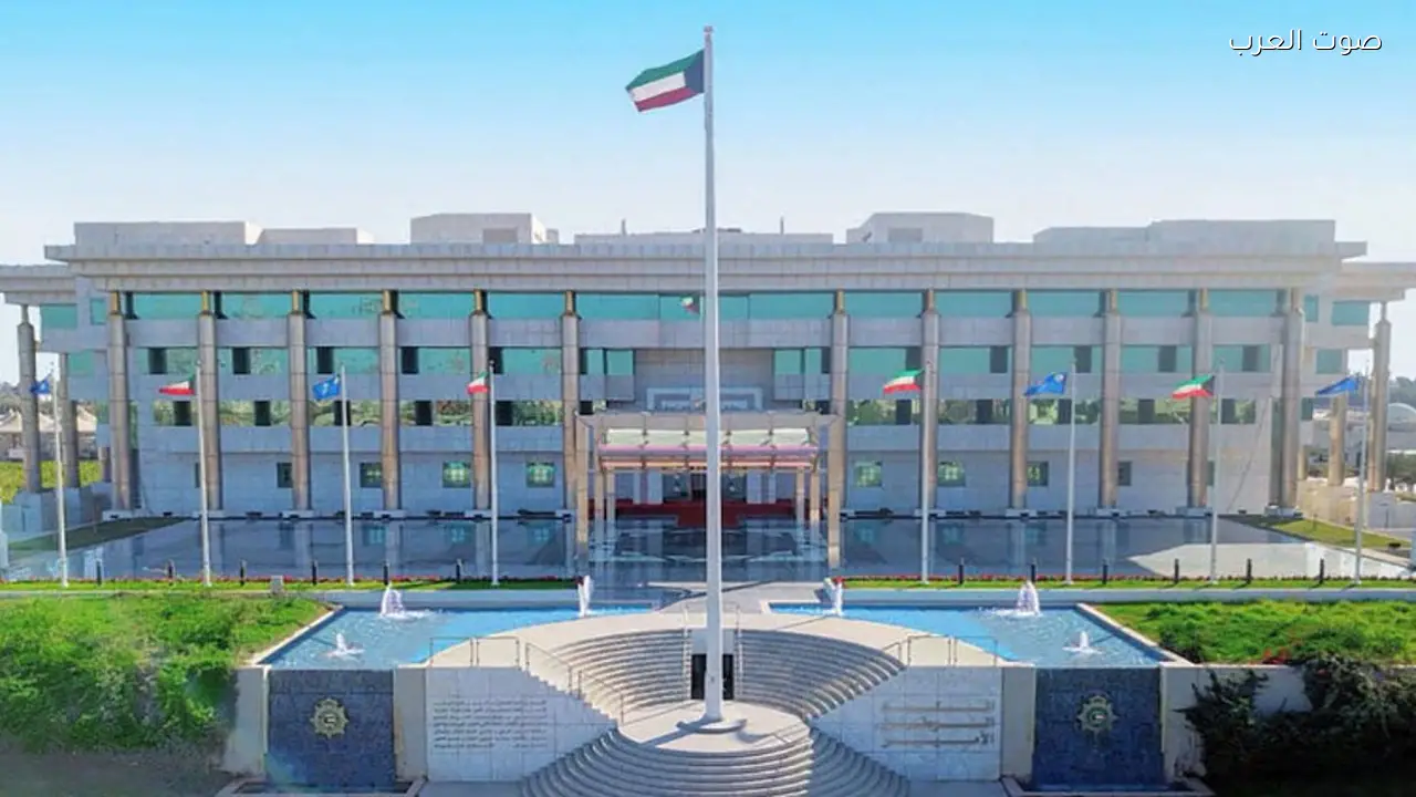 الداخلية الكويتية تطلب من السكان البقاء في المنازل حتى صباح الغد