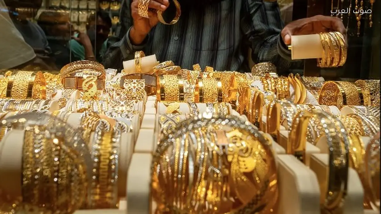 الذهب يحافظ على استقراره مع قرب انتهاء التعاملات وأسعاره الحالية
