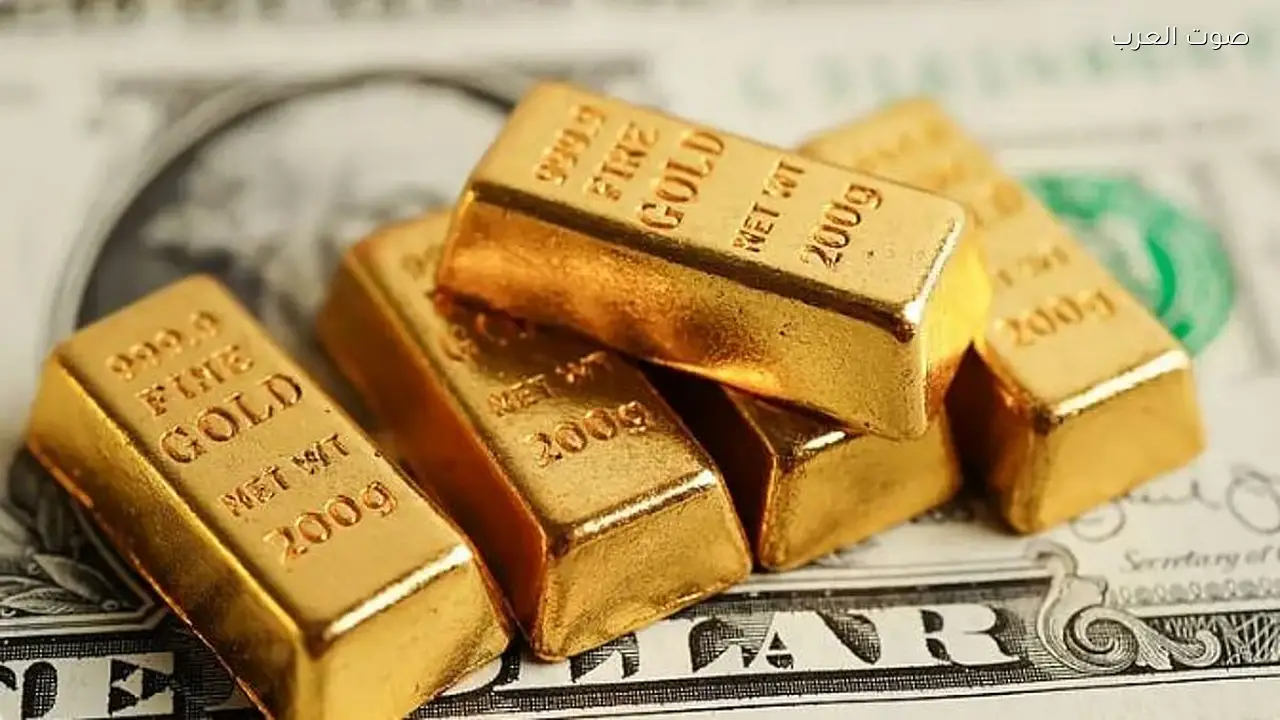 الذهب ينخفض بعد بلوغه ذروة شهر مع صعود الدولار