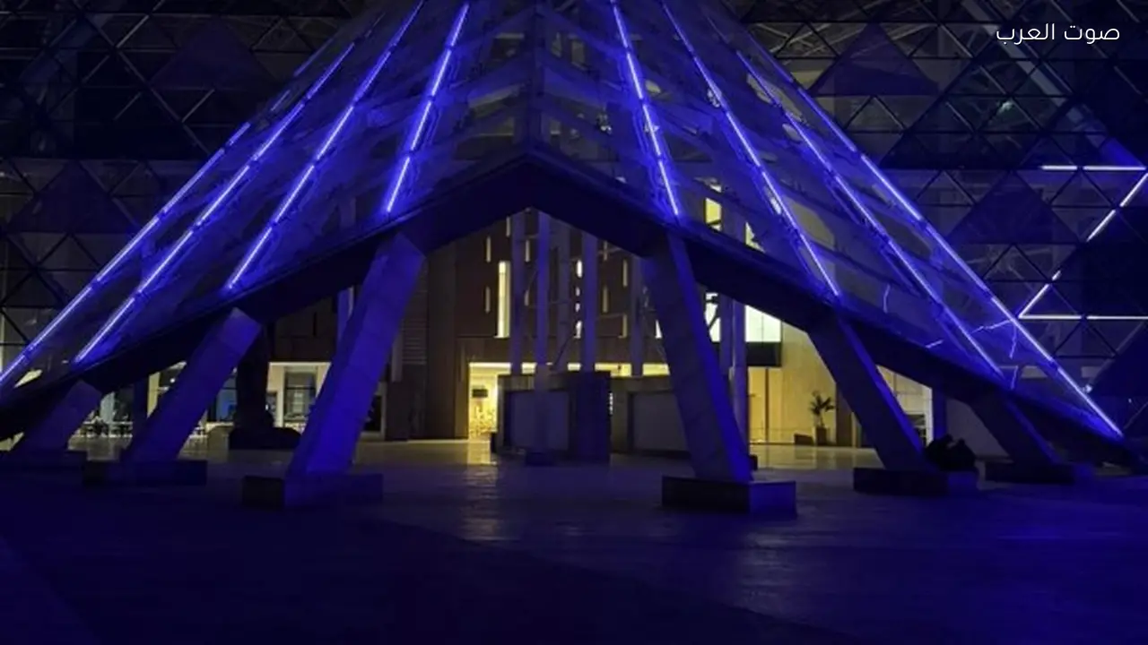 المتحف المصري الكبير يضيء باللون الأزرق لليوم العالمي للتوحد