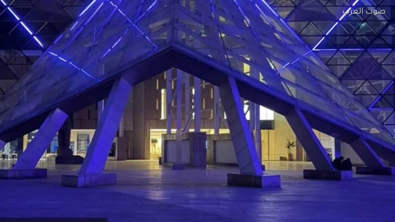 المتحف المصري الكبير يضيء واجهته باللون الأزرق لليوم العالمي للتوحد