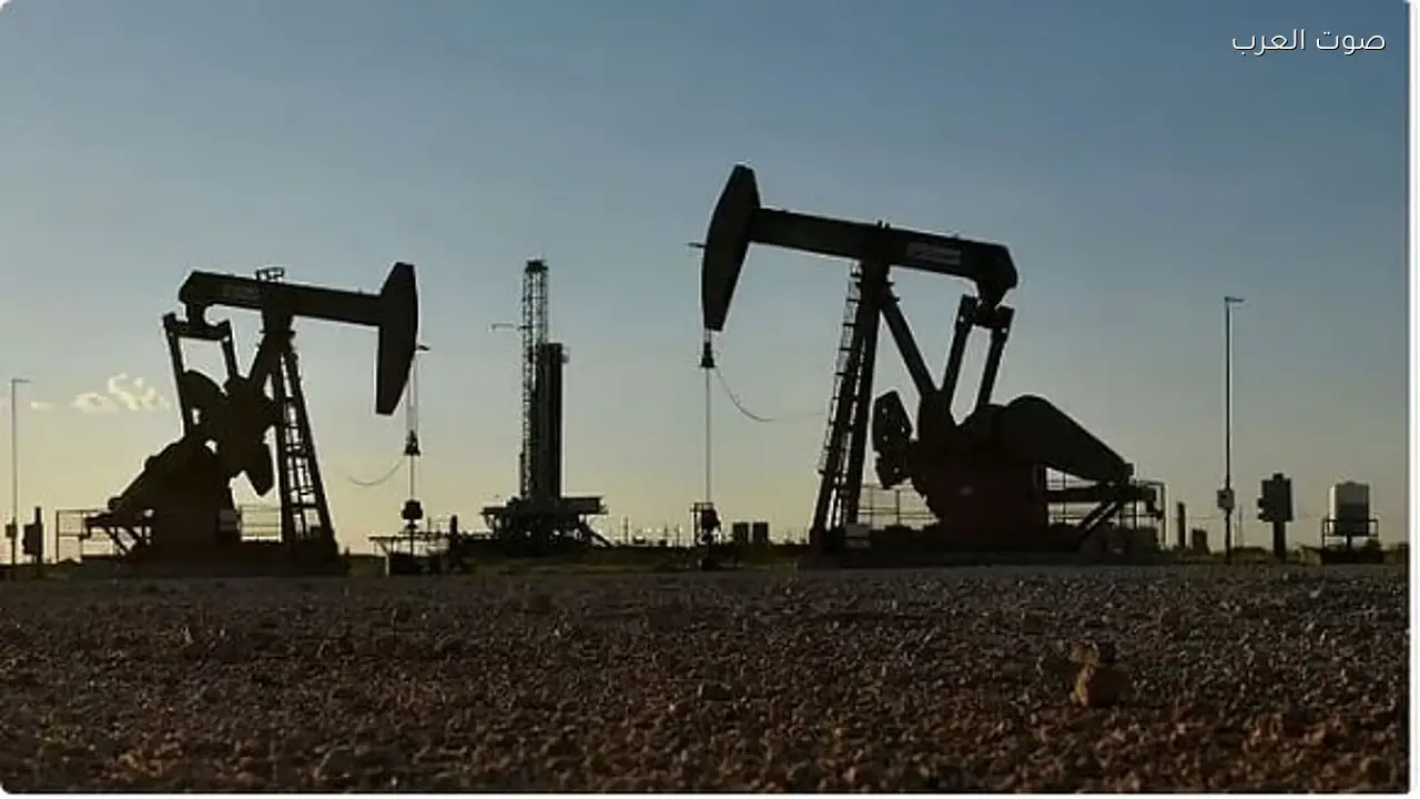 النفط يتخطى 100 دولار للبرميل مع استعداد البحرية الأمريكية لحصار مضيق هرمز