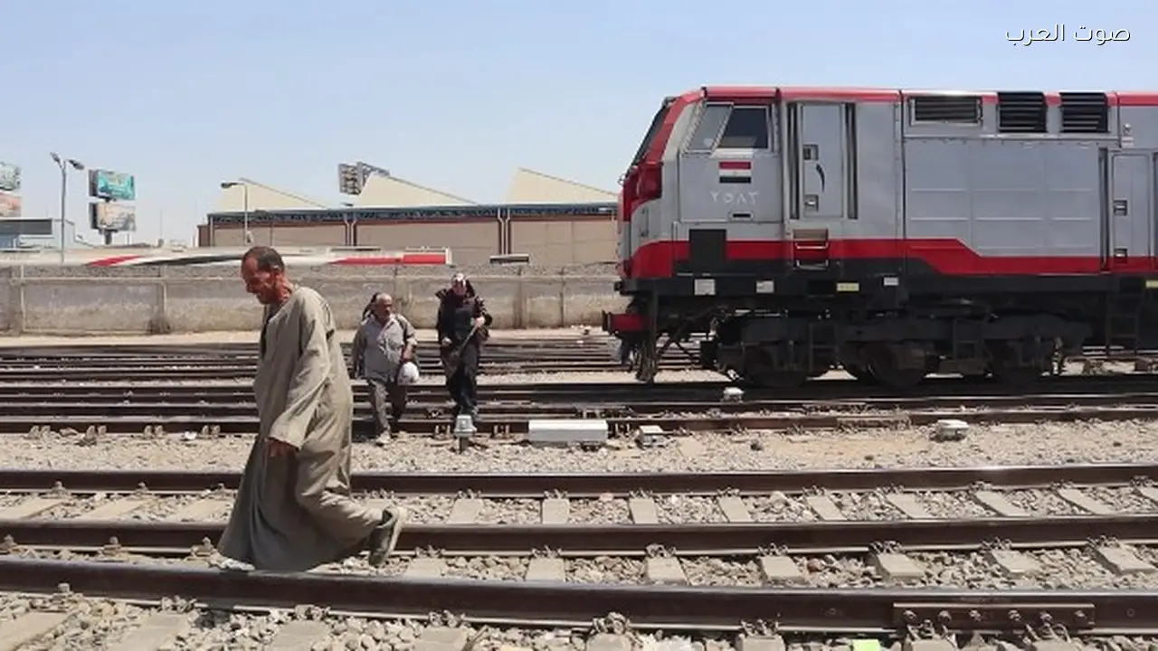 النقل تكشف عن سلوكيات سلبية لمستخدمي السكك الحديدية بالصور