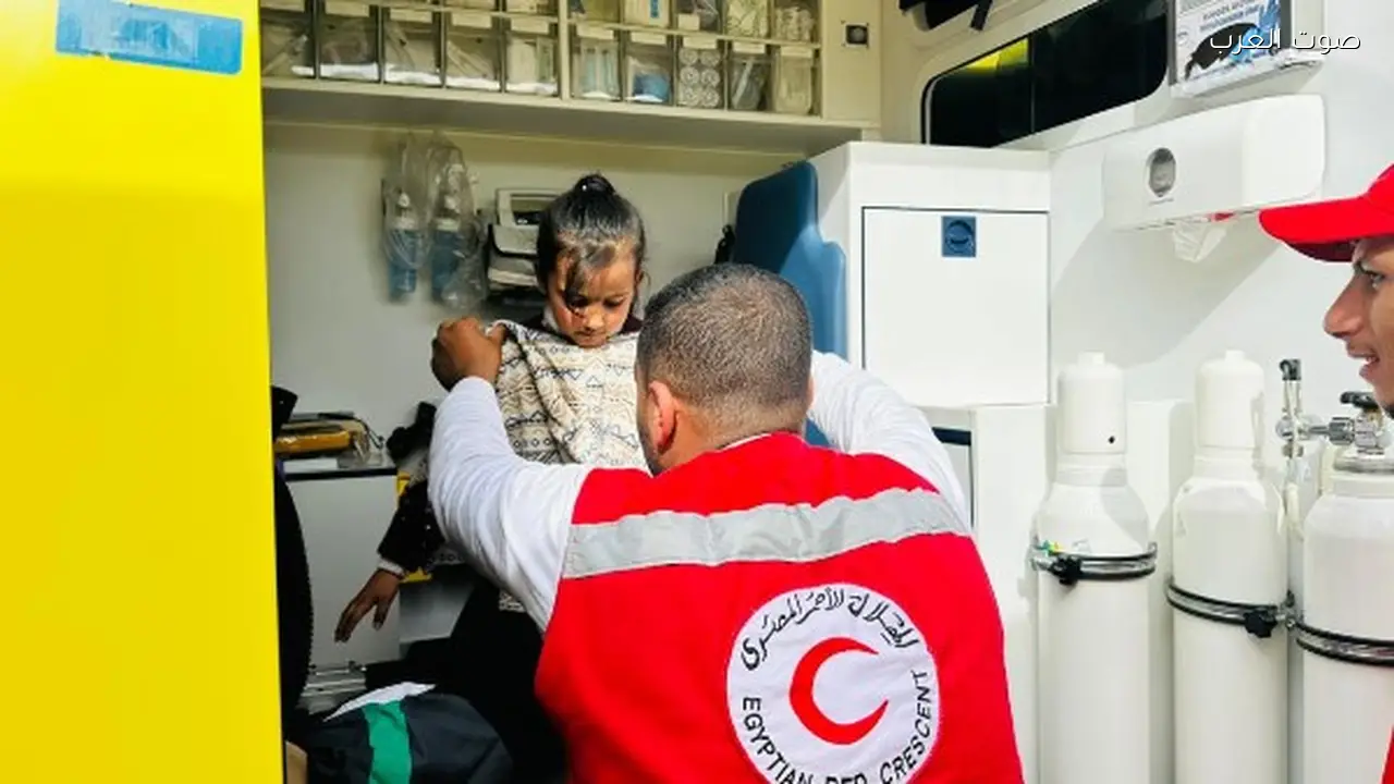 الهلال الأحمر المصري يوزع 42 ألف سلة غذائية على غزة ويستقبل الدفعة 29 من المصابين