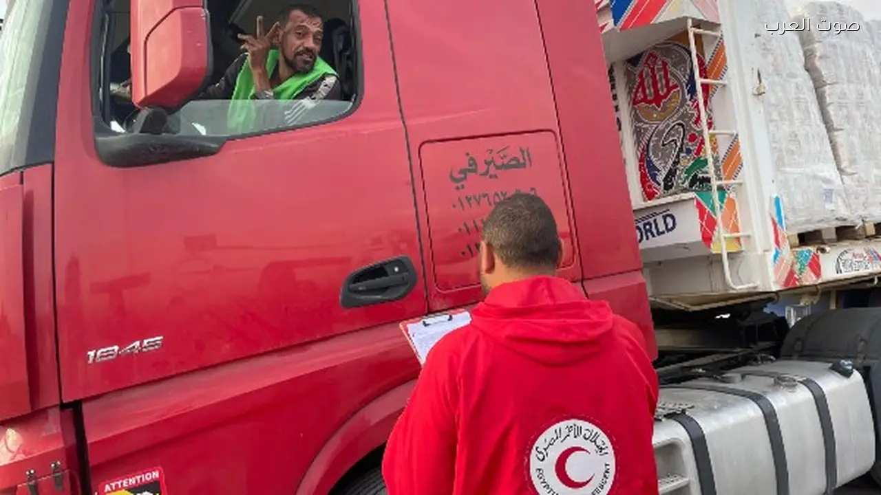 الهلال الأحمر المصري يوزع 44 ألف سلة غذائية و177 ألف قطعة ملابس شتوية