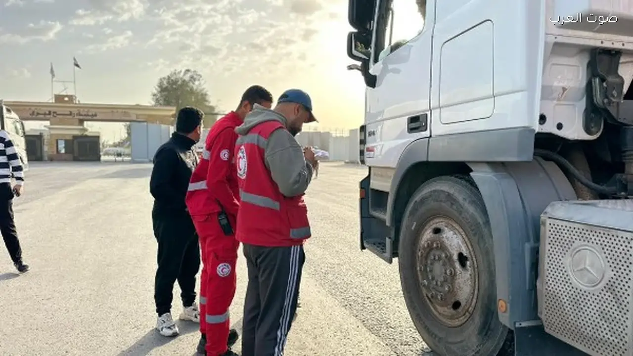 الهلال الأحمر يرسل 5 آلاف طن من السلال الغذائية والمواد الطبية إلى غزة