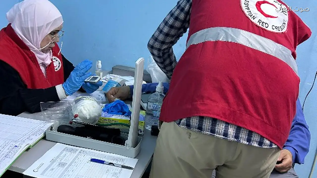 الهلال الأحمر يقدم خدمات رعاية لـ 3 دور مسنين في الجيزة