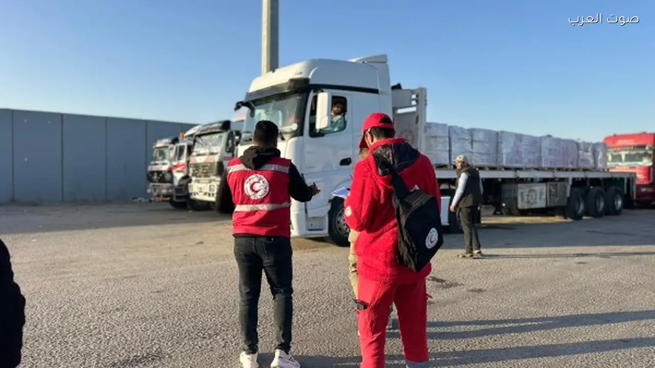 الهلال الأحمر يوزع 155 ألف سلة غذائية عبر قافلة «زاد العزة»