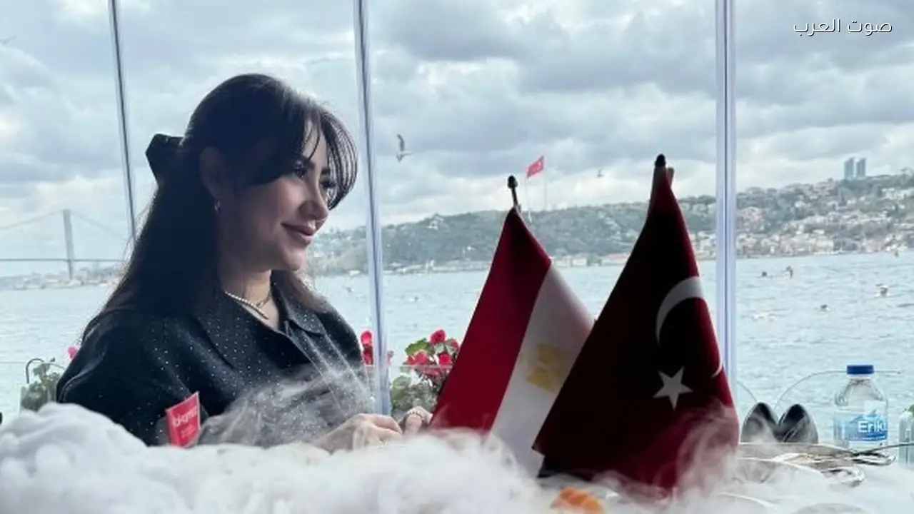 بوسي تتألق بإطلالة أنيقة على ضفاف البوسفور في تركيا