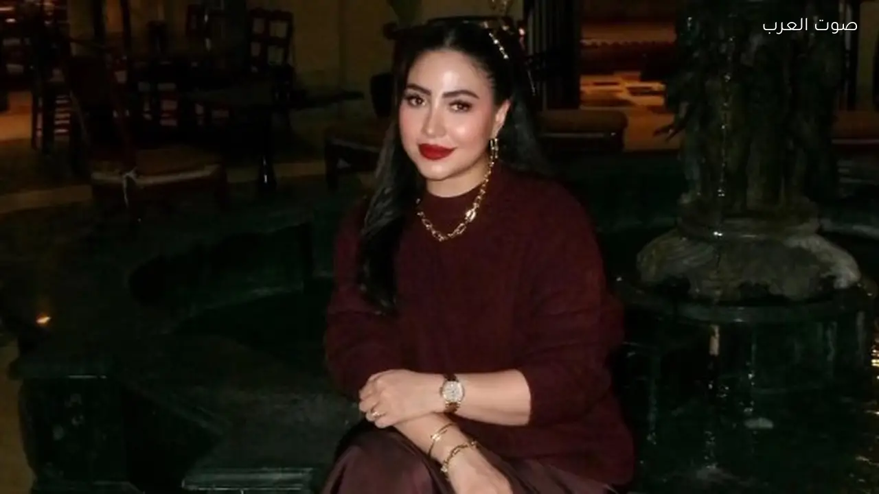 بوسي تتألق بإطلالة خمري أنيقة في أحدث ظهور لها