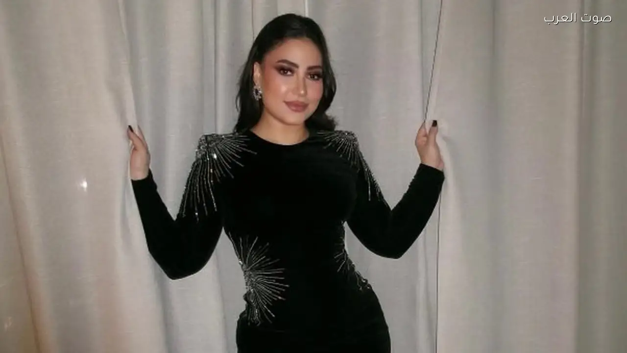 بوسي تتألق بفستان أسود في جدة