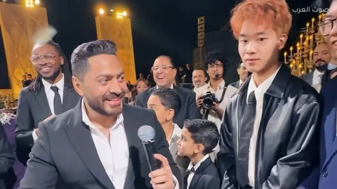 تامر حسني يجمع ثقافات العالم في حفل زفاف بالغناء المصري