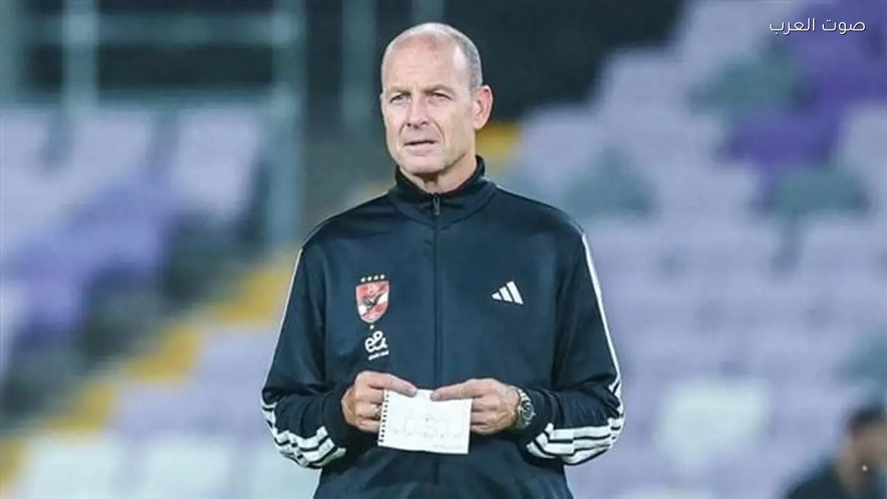 توروب يراجع تشكيل الأهلي لمواجهة سيراميكا كليوباترا في الدوري المصري