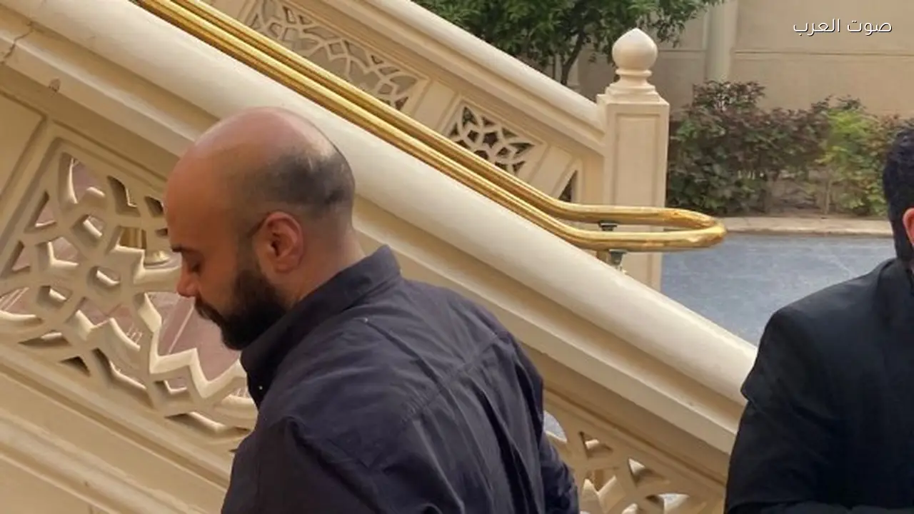 حاتم صلاح يتلقى عزاء والده في مسجد الرحمن الرحيم