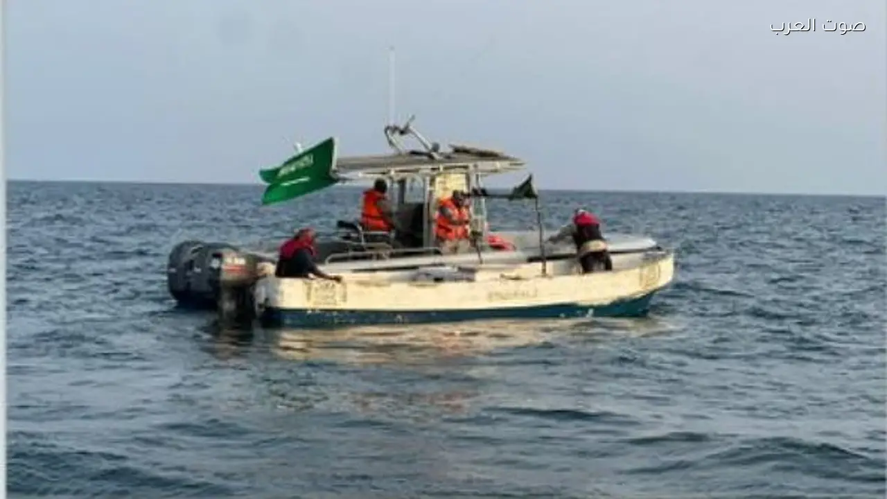 حرس الحدود بمكة ينقذ مقيمين بنجلاديشيين من غرق في البحر