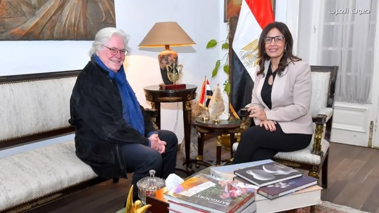 حسين فهمي يتولى رئاسة مهرجان القاهرة السينمائي ويبدأ العمل مع فريقه