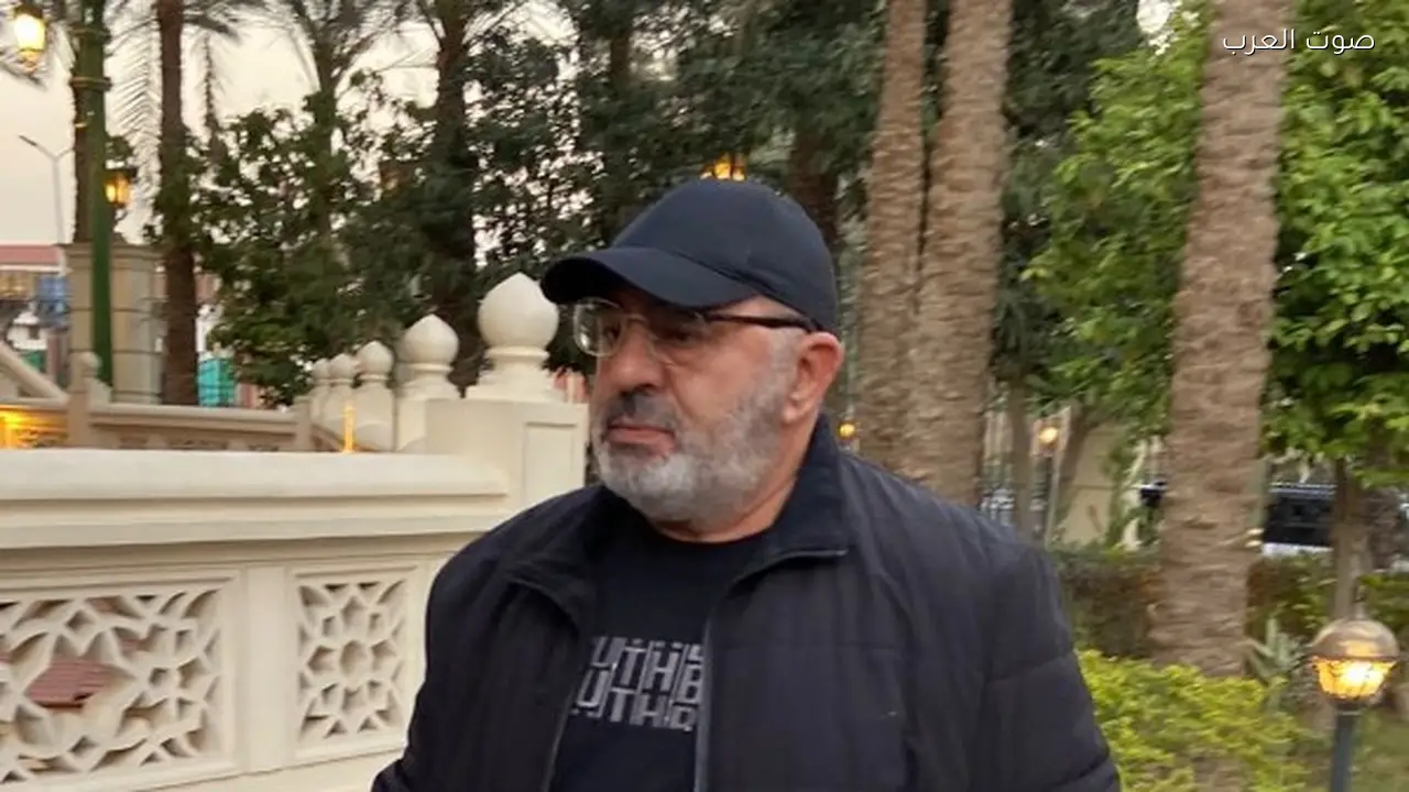 دنيا سامي وإسماعيل فرغلي يتصدران عزاء والد حاتم صلاح