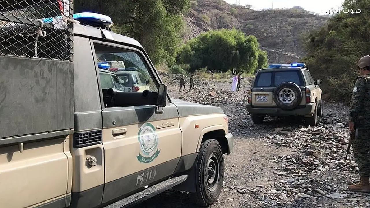 دوريات الأفواج الأمنية في جازان تضبط مواطنًا لنقله مخالفَيْن لنظام الحدود