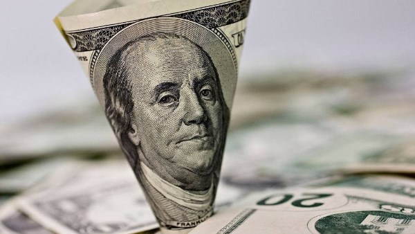 دولار البنوك يسجل أقل سعر بعد قرار إغلاق مضيق هرمز
