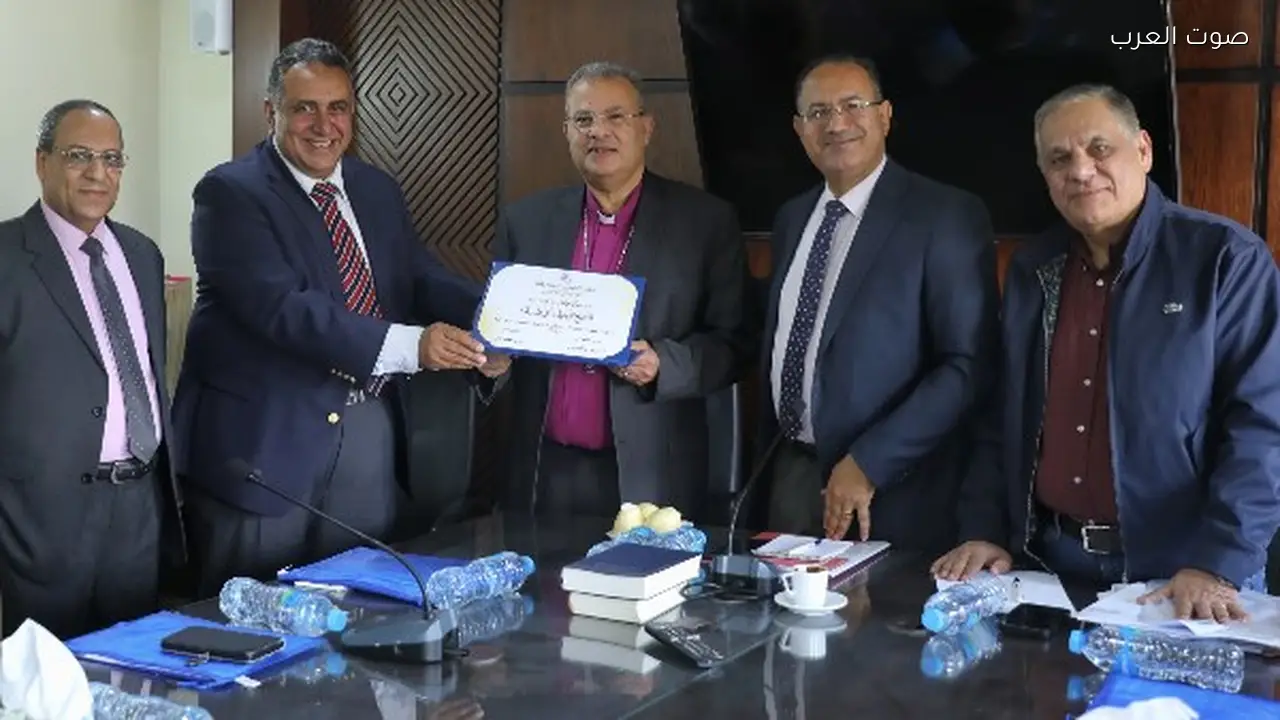 رئيس الطائفة الإنجيلية يكرم أعضاء لجنة تقنين الكنائس