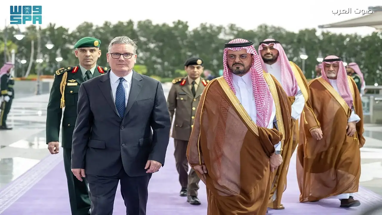 رئيس الوزراء البريطاني يصل جدة للقاء المسؤولين السعوديين