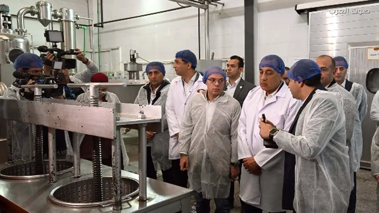 رئيس الوزراء يزور شركة تعبئة التمور في بنها