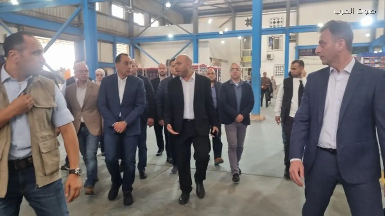 رئيس الوزراء يزور مصنع برتقال في بنها للتصدير