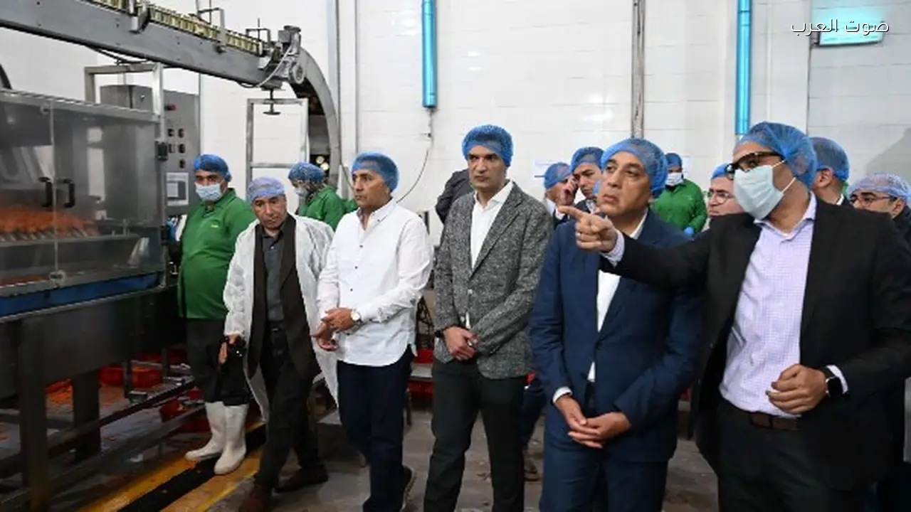رئيس الوزراء يزور مصنعًا للصناعات الغذائية في بنها