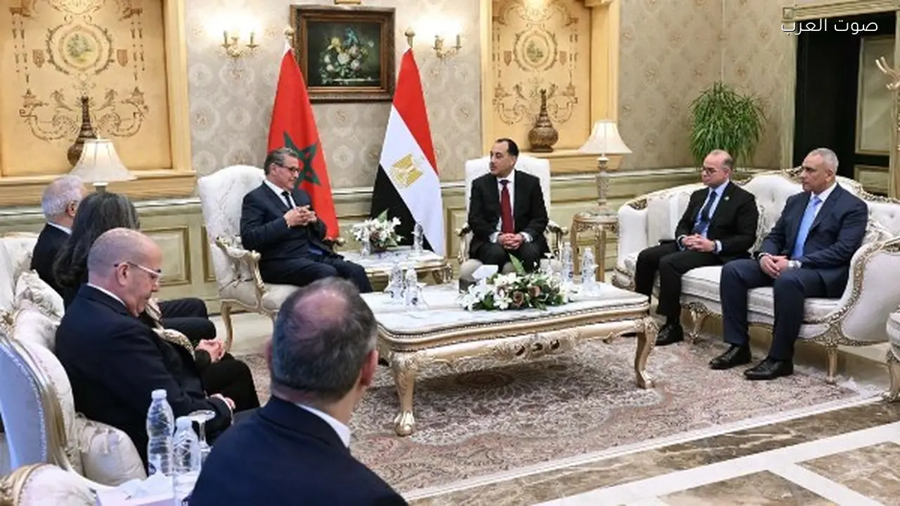 رئيس الوزراء يستقبل نظيره المغربي في مطار القاهرة لتعزيز التعاون
