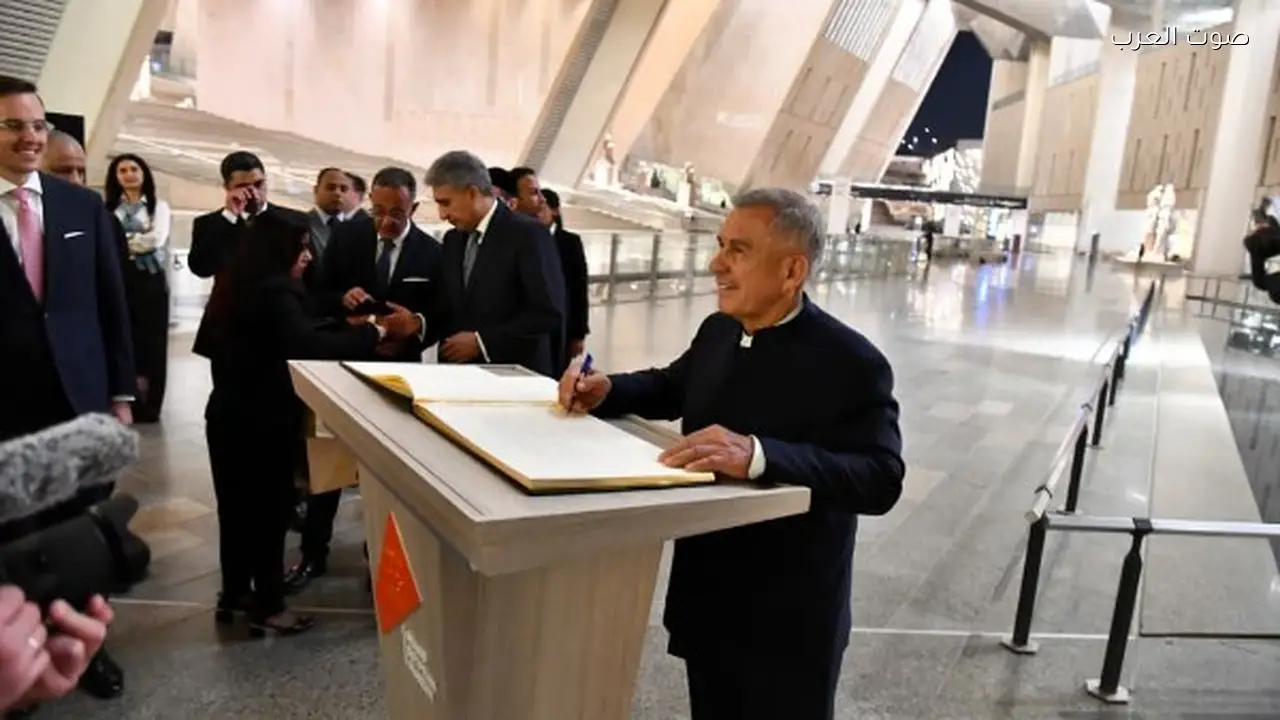 رئيس تتارستان يزور المتحف المصري الكبير ويثني على تجربة العرض