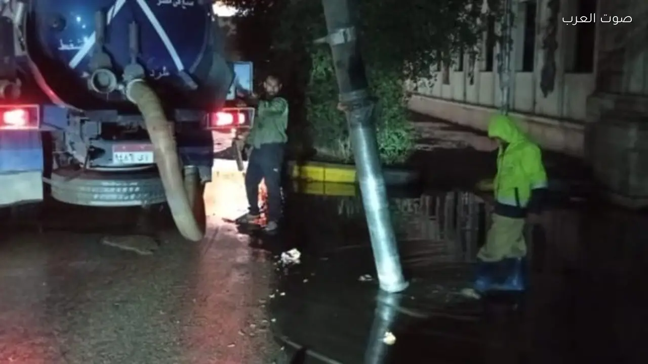 رئيس مياه الشرب بالجيزة يتفقد جهود سحب مياه الأمطار بالمحافظة