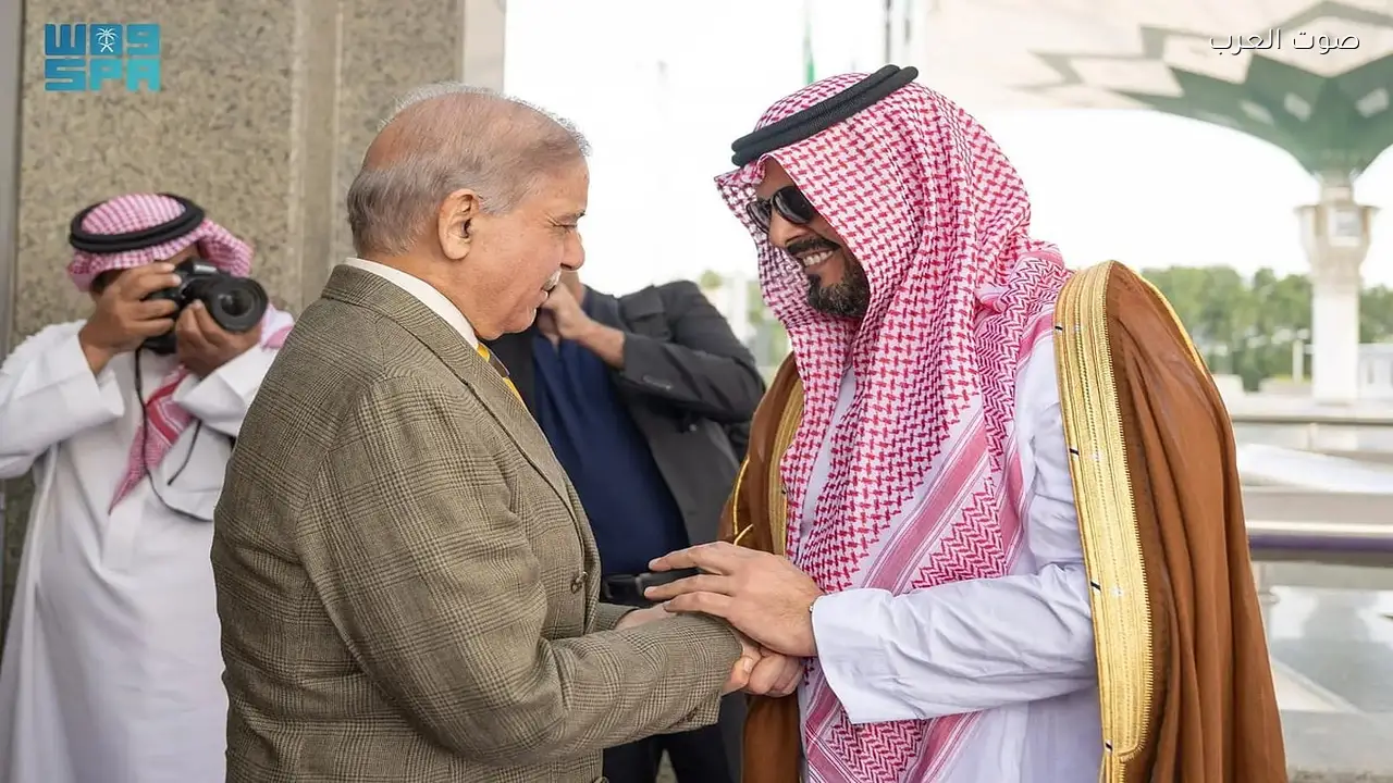 رئيس وزراء باكستان يصل جدة في زيارة رسمية