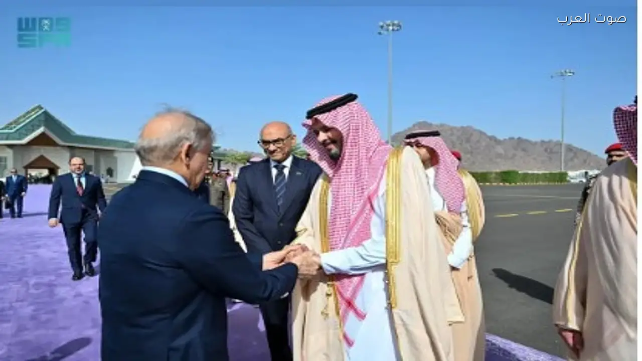 رئيس وزراء باكستان يغادر المدينة المنورة