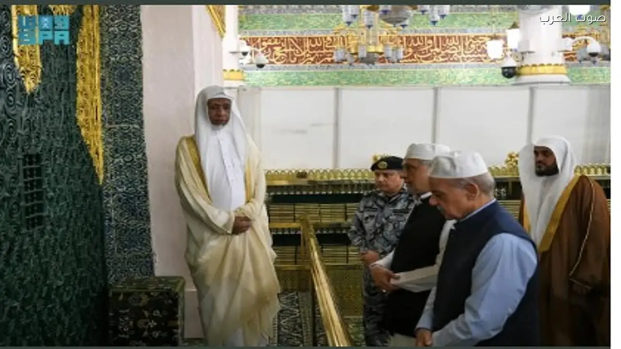رئيس وزراء باكستان يقوم بزيارة المسجد النبوي