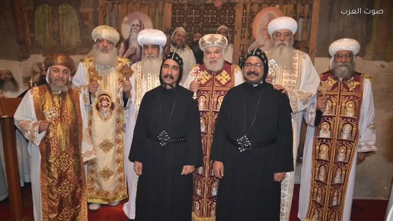 رسامة راهبين جديدين في دير الأنبا أنطونيوس بالبحر الأحمر