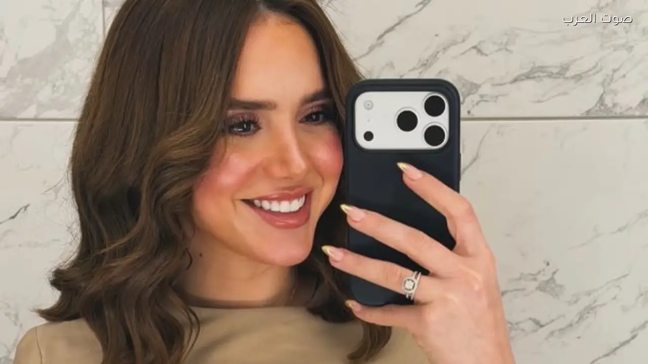 رنا رئيس تتألق بفستان بيج على إنستجرام