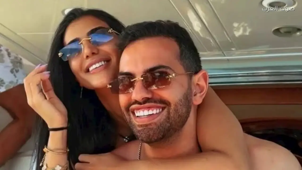 ريم سامي وزوجها يجذبان الأنظار على اليخت