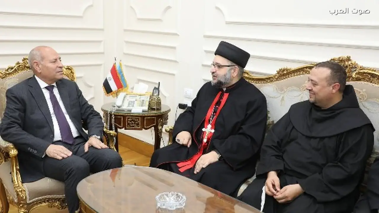 زيارة المدبر البطريركي للكلدان لمكتب محافظ القاهرة