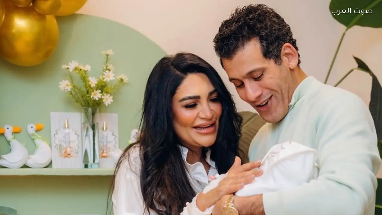 سالي عبد السلام تحتفل بعيد ميلادها الأول بعباية بيضاء