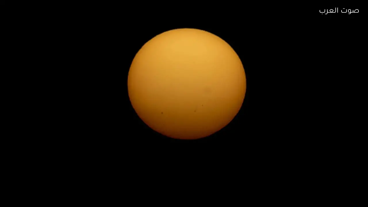 سبع بقع شمسية تظهر في سماء مدينة عرعر
