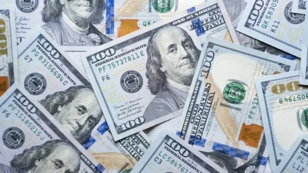 سعر الدولار يتراجع بعد ارتفاع صباحي في البنوك