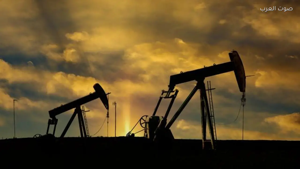 سعر النفط يرتفع 4% مع استمرار إغلاق مضيق هرمز وزيادة مخاطر السوق