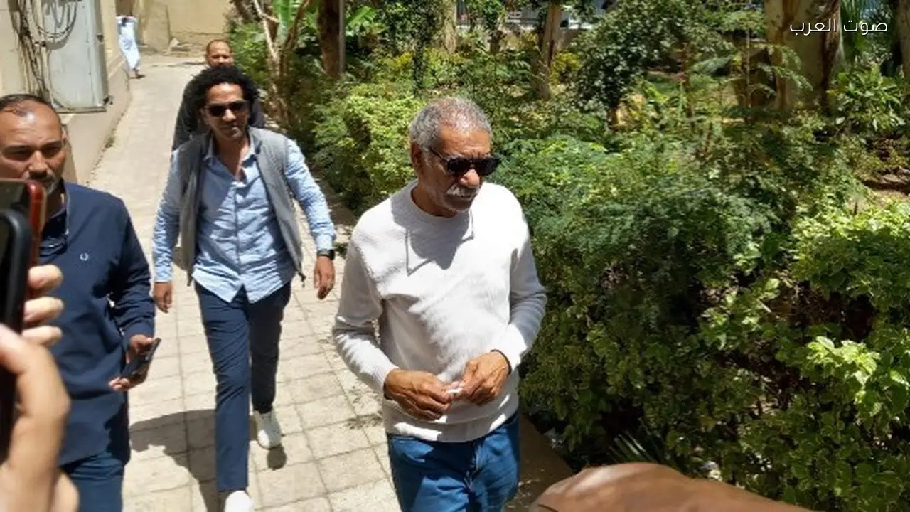 سيد رجب يتلقى العزاء في وفاة والد زوجته