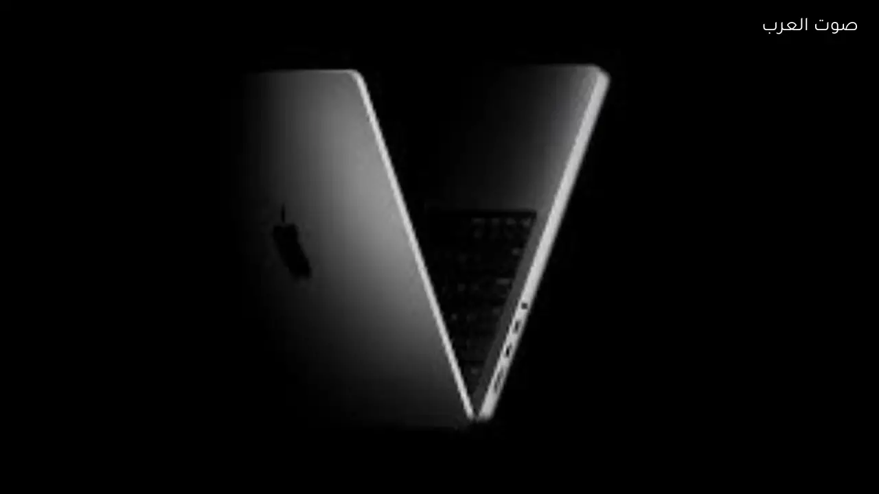 شاشة منزلقة لجهاز MacBook توفر مكتباً كاملاً في غطاء اللابتوب