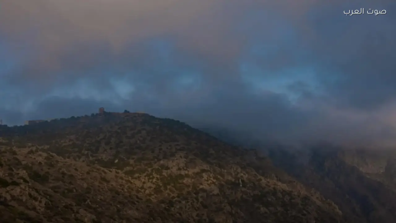 ضباب كثيف يغطي جبال الباحة ويبرز جمالها الطبيعي